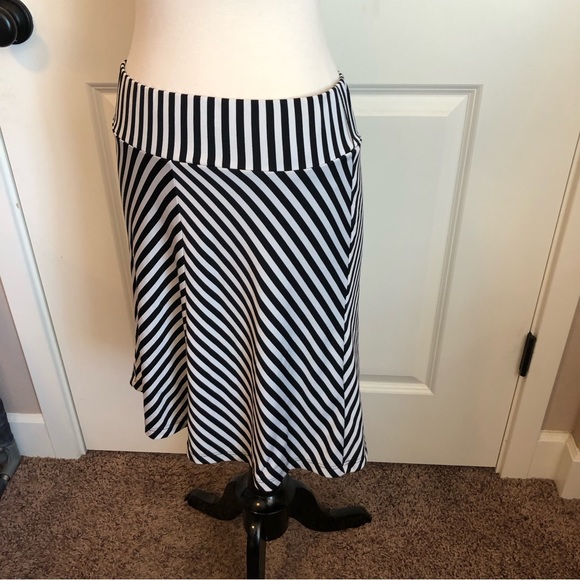 Maurice’s skirt size small - Picture 3 of 7